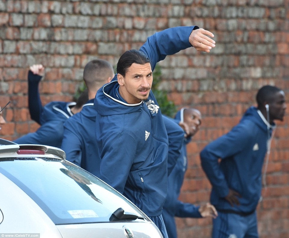 MU tập ở bãi đỗ xe ảnh 3 MU tap o bai do xe anh 3