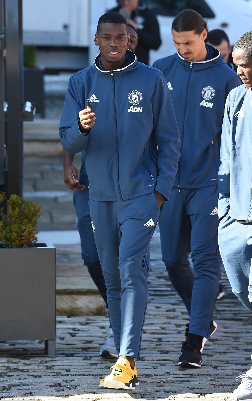 MU tập ở bãi đỗ xe ảnh 5 MU tap o bai do xe anh 5