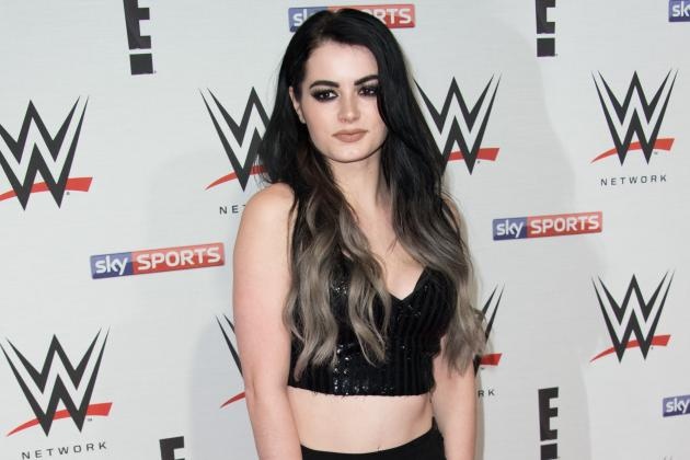 Do vat nam duoc ban gai cau hon ngay tren san dau hinh anh