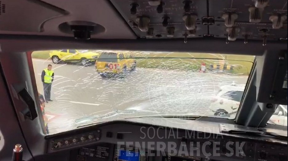 may bay cua van persie gap su co anh 1