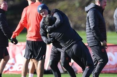 Rooney 'vat nhau' voi cuu huan luyen vien Binh Duong hinh anh