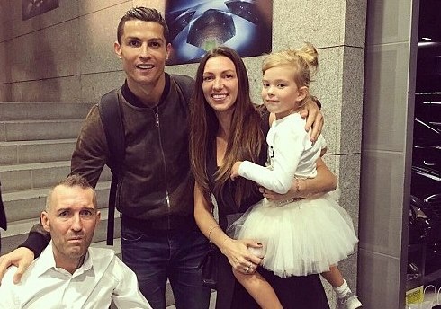 Nghia cu cua Ronaldo voi dong nghiep mac benh hiem ngheo hinh anh