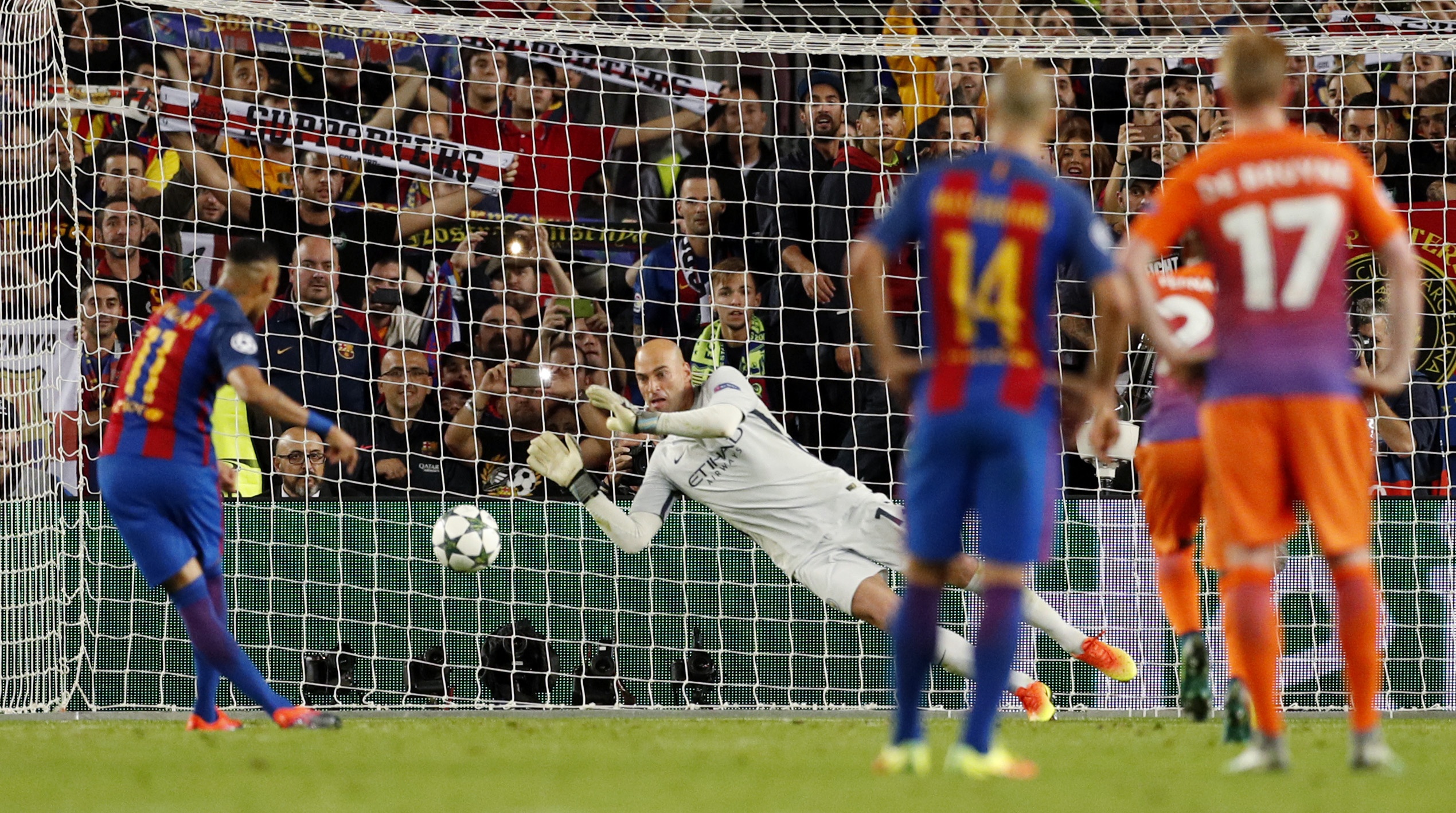 Messi lap hat-trick giup Barca de bep Man City 4-0 anh 9