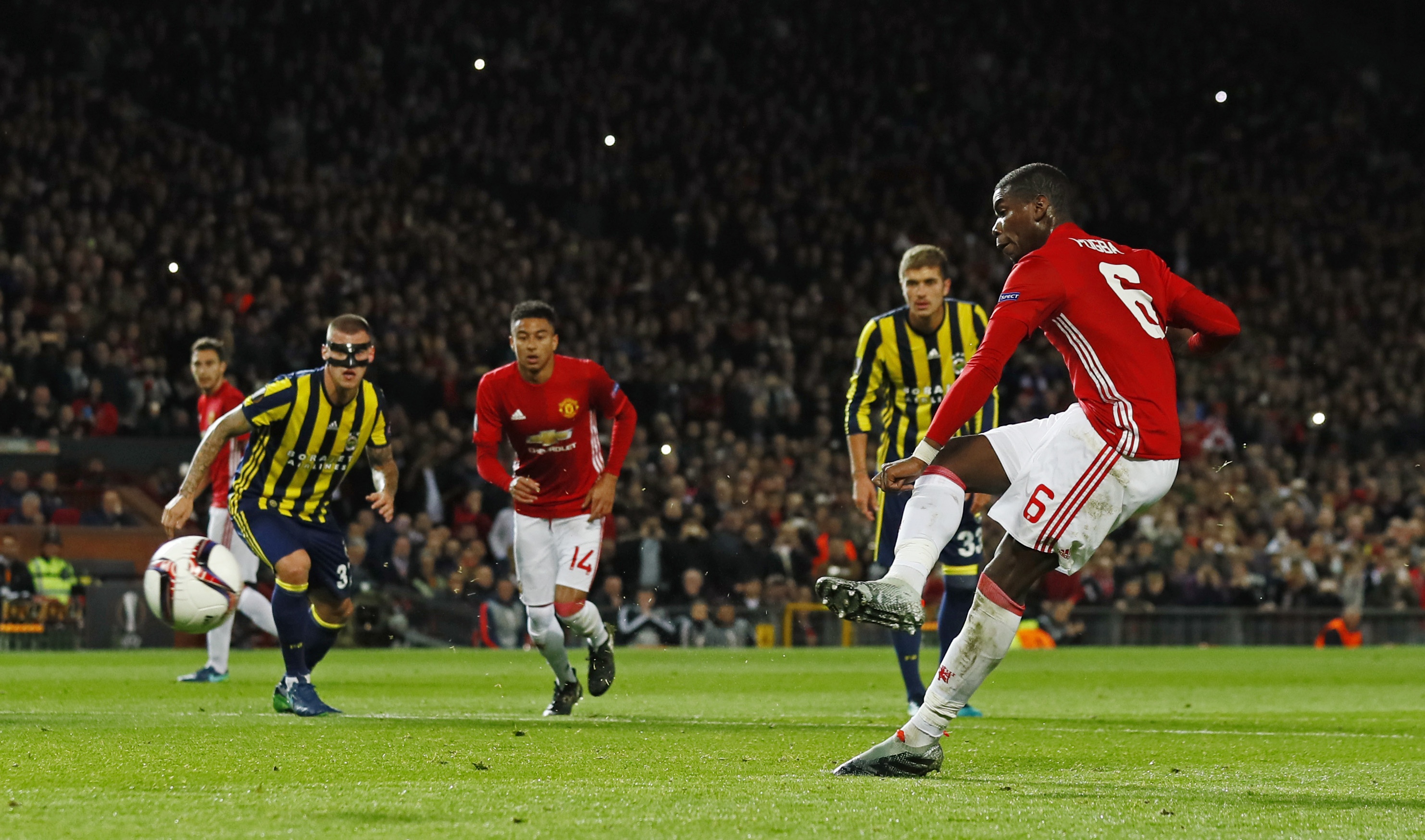 Pogba lập cú đúp,  MU thắng Fenerbahce 4-1 ảnh 6 Pogba lap cu dup,  MU thang Fenerbahce 4-1 anh 6
