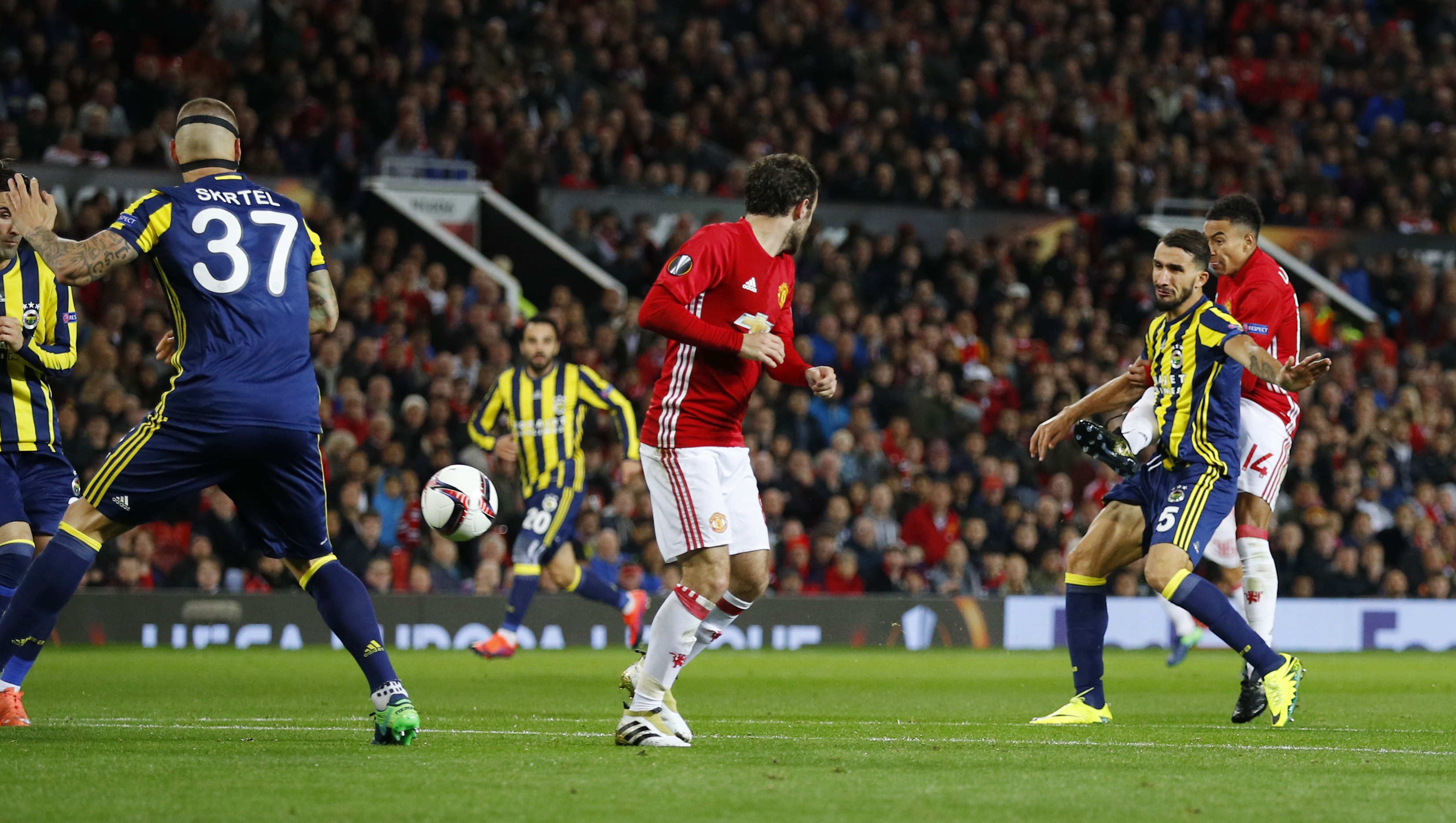 Pogba lập cú đúp,  MU thắng Fenerbahce 4-1 ảnh 10 Pogba lap cu dup,  MU thang Fenerbahce 4-1 anh 10