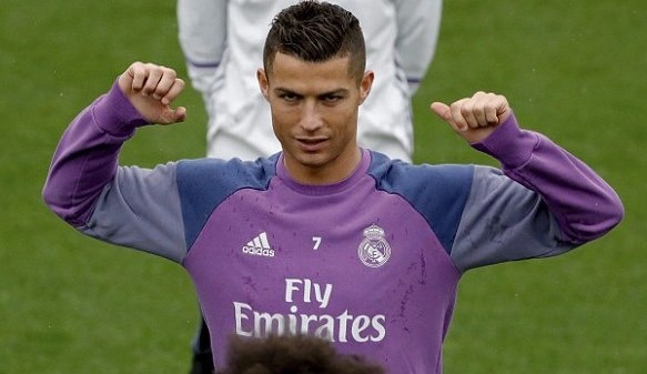 Ronaldo chua quen 'moi thu' bi dong doi xo hang hinh anh