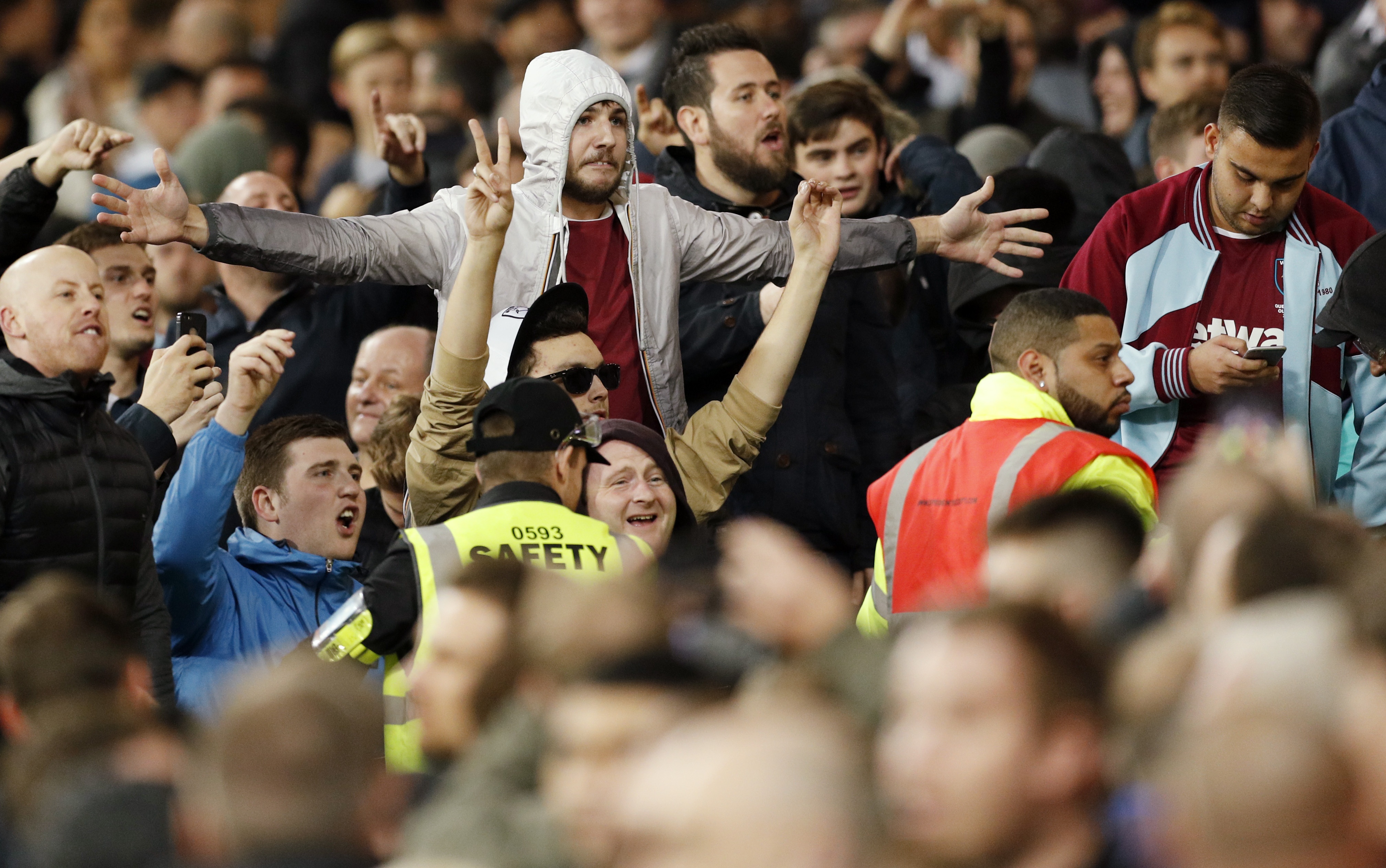 co dong vien chelsea au da voi west ham anh 5