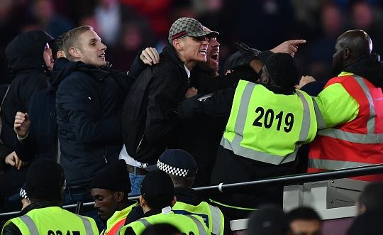 Co dong vien Chelsea au da voi West Ham sau tran thua hinh anh
