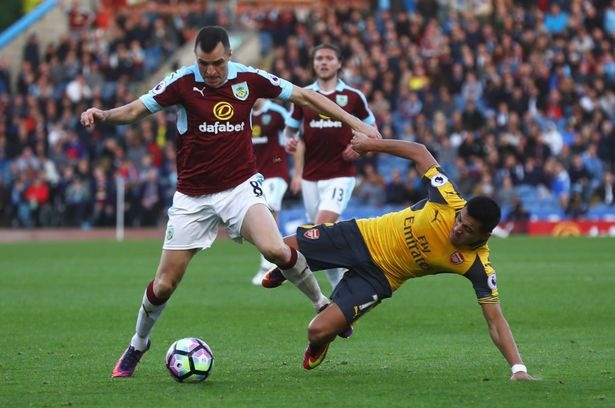 10 cau thu chiu kho di chuyen nhat NHA anh 3