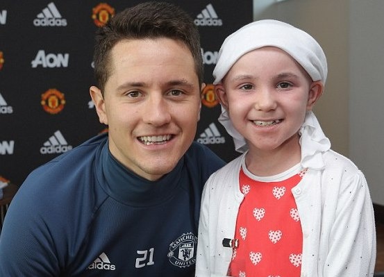 Pogba, Herrera chieu long fan nhi mac benh hiem ngheo hinh anh