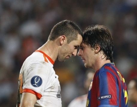 6 lan messi noi nong voi doi thu anh 1