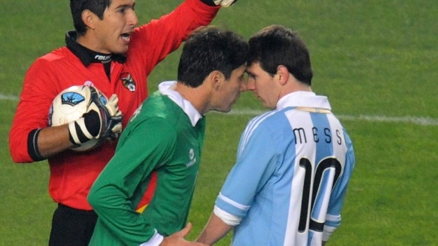 6 lan messi noi nong voi doi thu anh 2