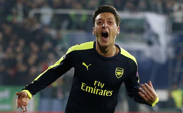 Oezil solo dang cap giup Arsenal gianh ve vao vong knock-out hinh anh
