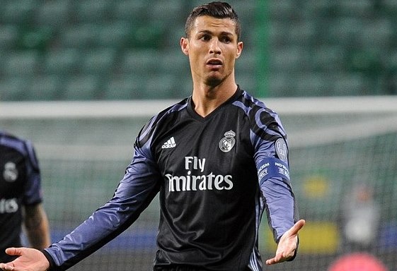 Ronaldo tit ngoi, Real suyt nhan that bai tren dat Ba Lan hinh anh