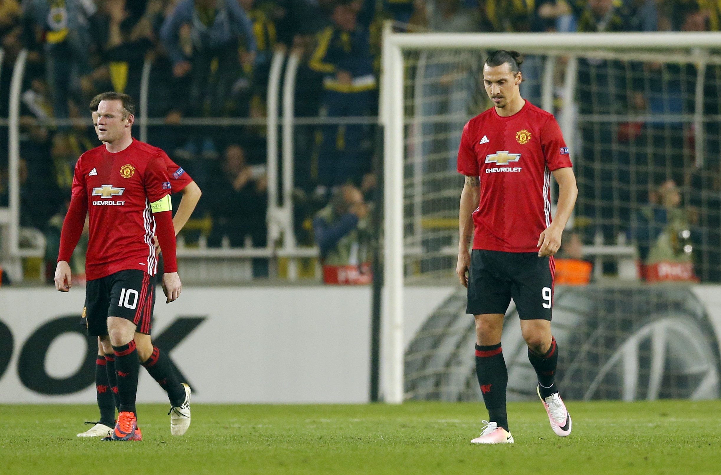 Ibra bop co doi thu anh 11