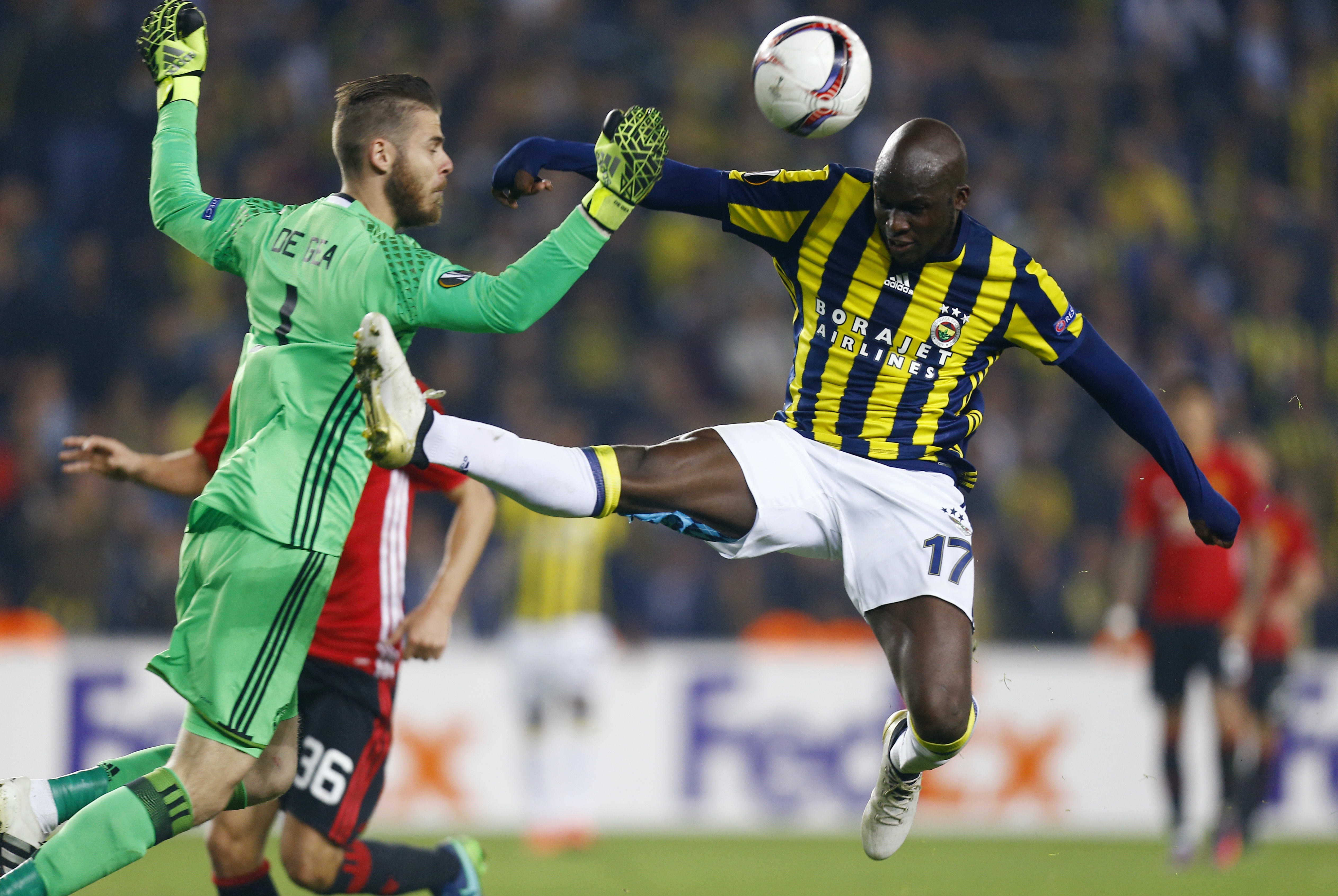 Ibra bop co doi thu anh 12