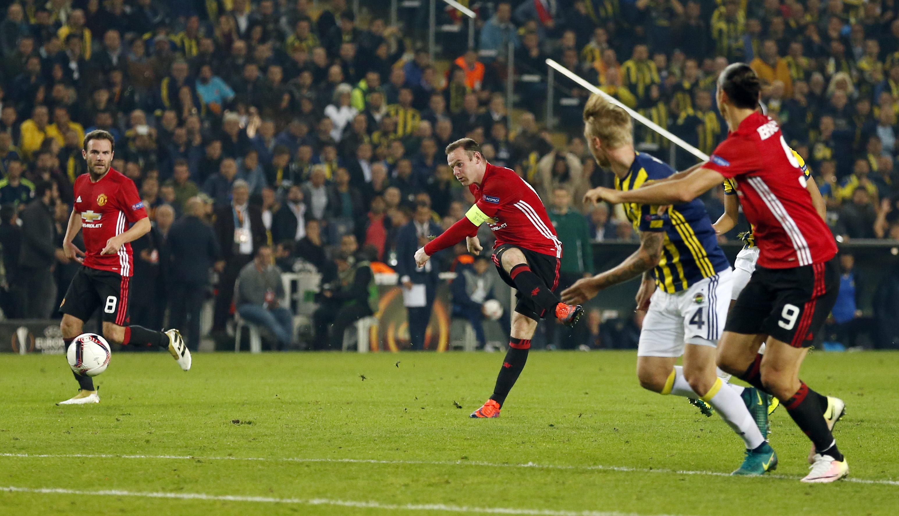 Ibra bop co doi thu anh 13