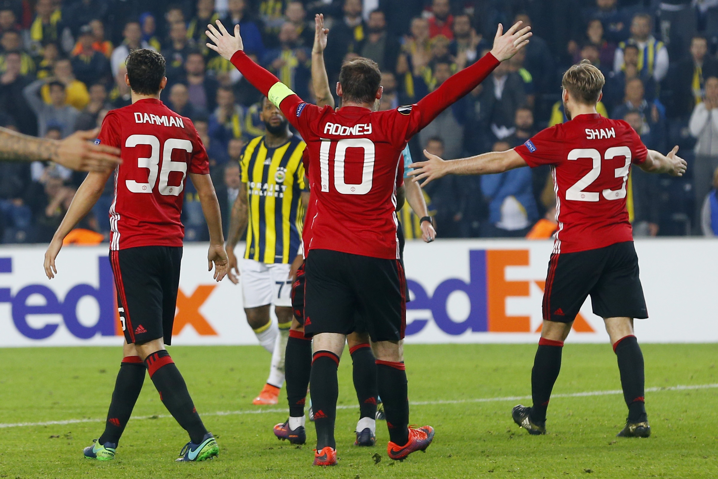 Ibra bop co doi thu anh 14