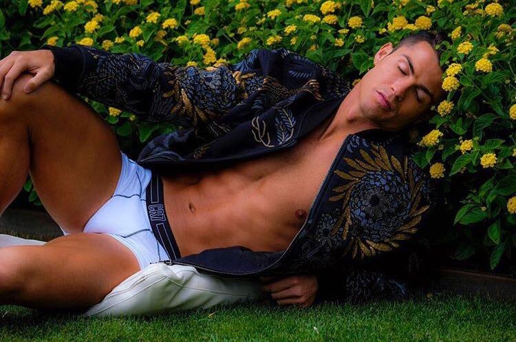 Ronaldo lai gay soc voi anh ban nude 'nu tinh' hinh anh