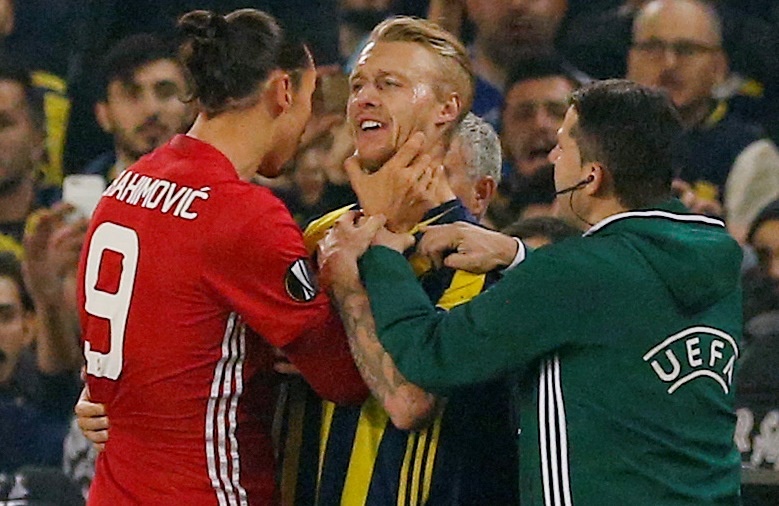 Bop co doi thu, Ibrahimovic doi dien an phat nang hinh anh