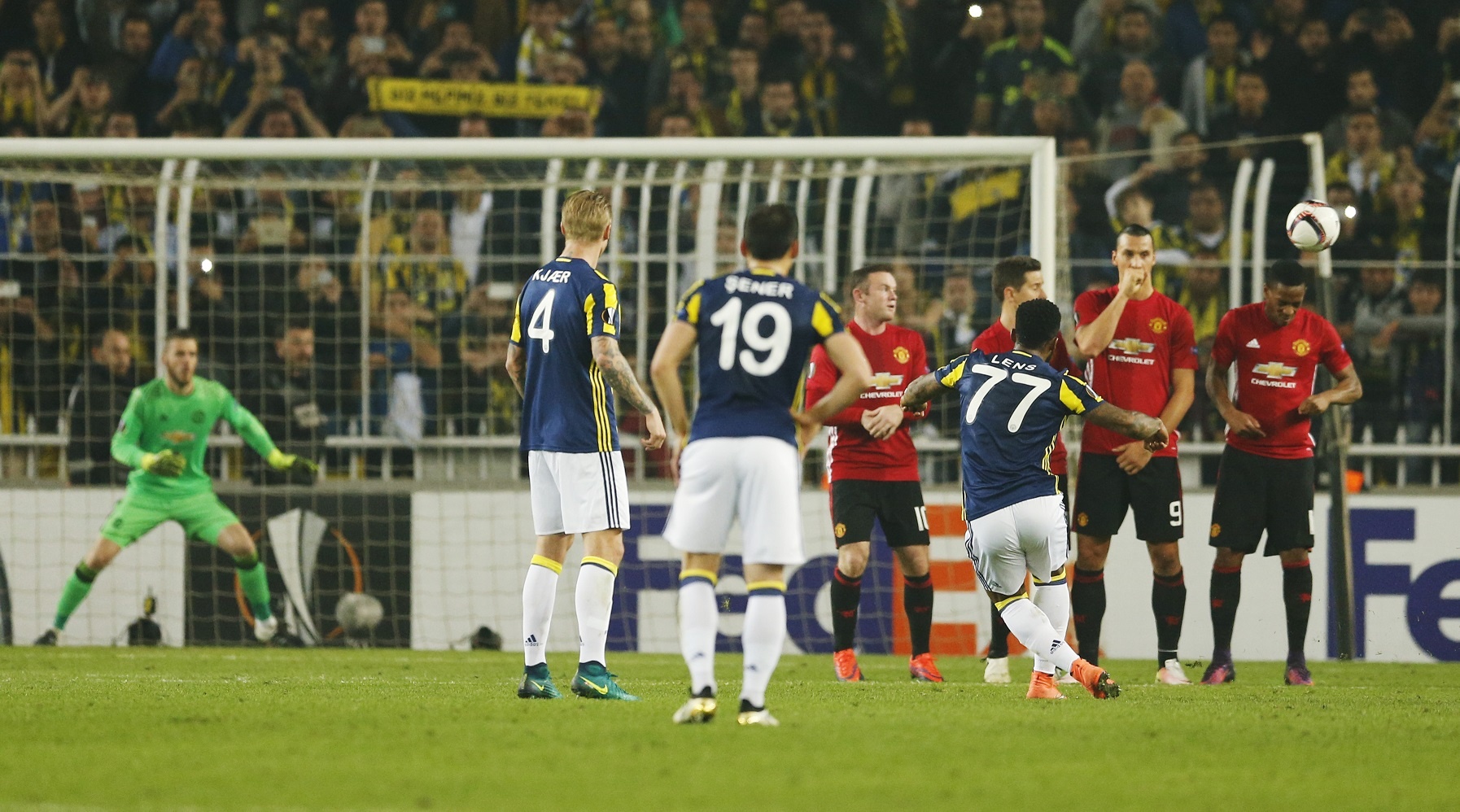 Ibra bop co doi thu anh 10