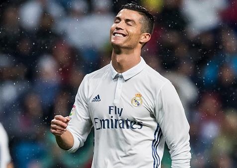 Real gia han voi Ronaldo, luong khong thap hon Bale hinh anh