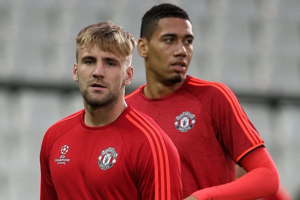 Mourinho tuc gian quat mang Smalling, Shaw hinh anh