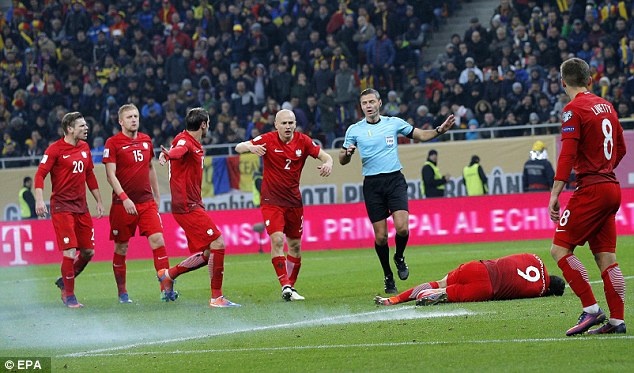 lewandowski choáng váng vì pháo sáng ảnh 2 lewandowski choang vang vi phao sang anh 2