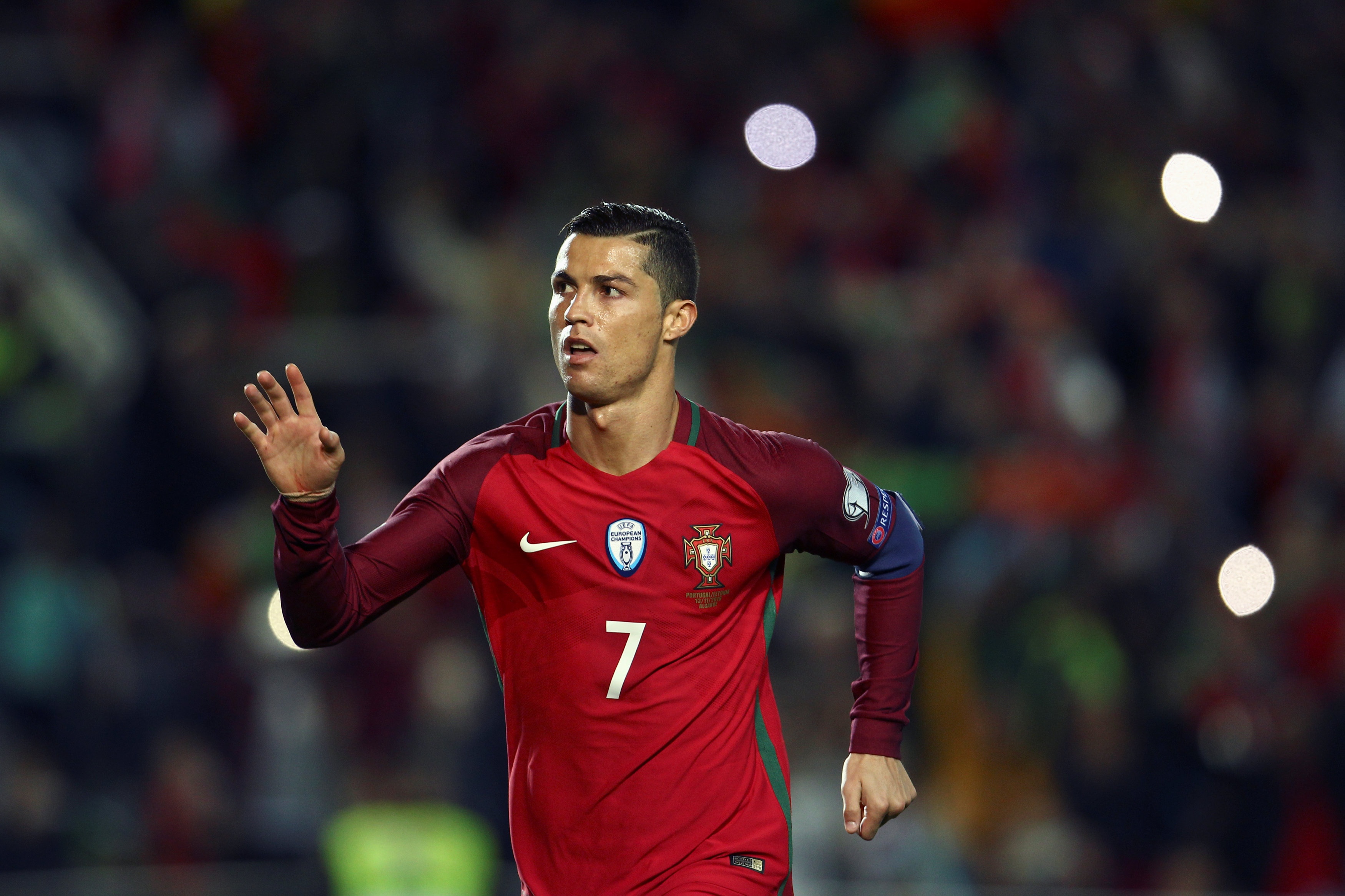 ronaldo ghi ban giup bo dao nha danh bai latvia anh 3