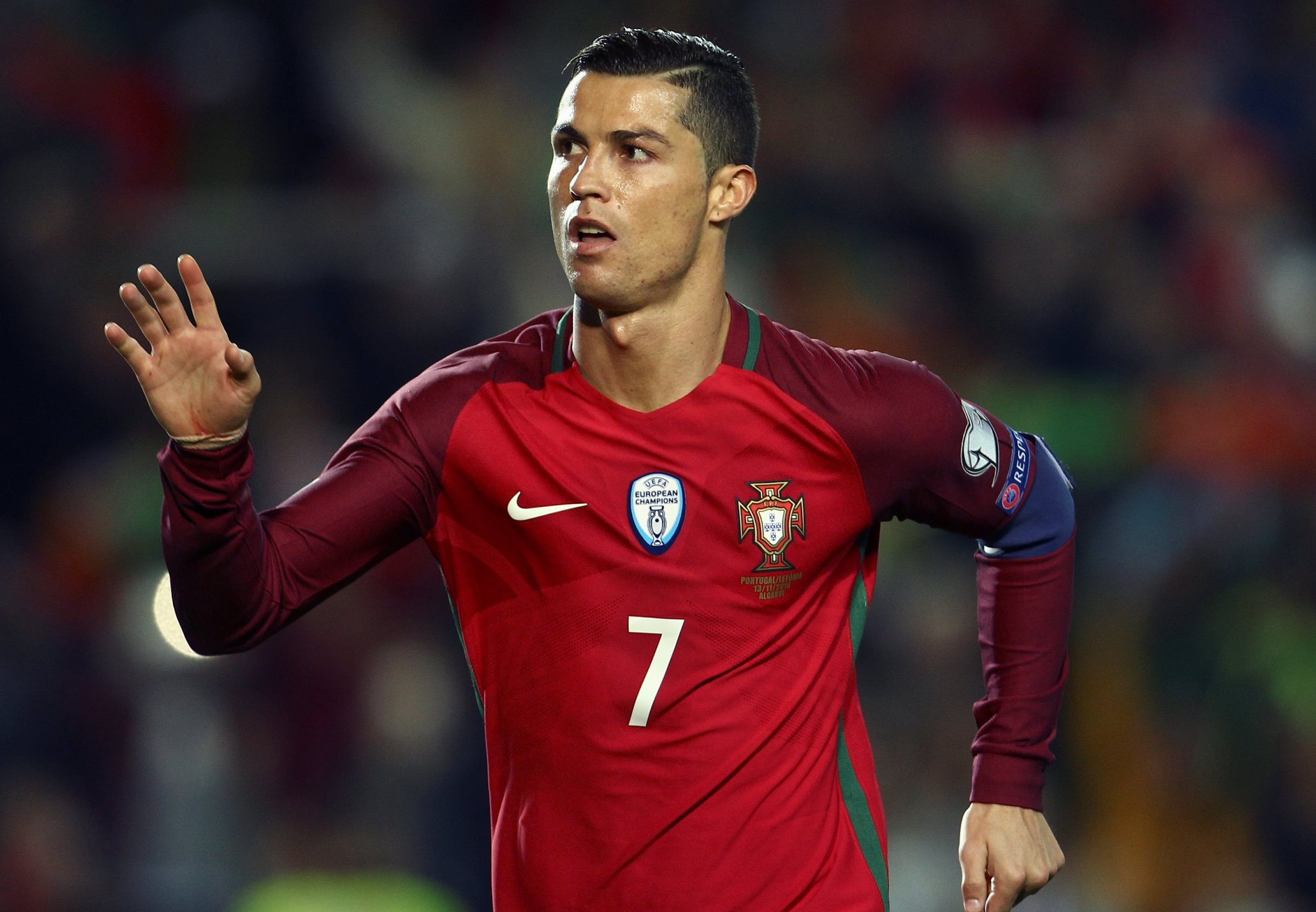 Ronaldo ghi ban dang cap giup Bo Dao Nha de bep Latvia 4-1 hinh anh