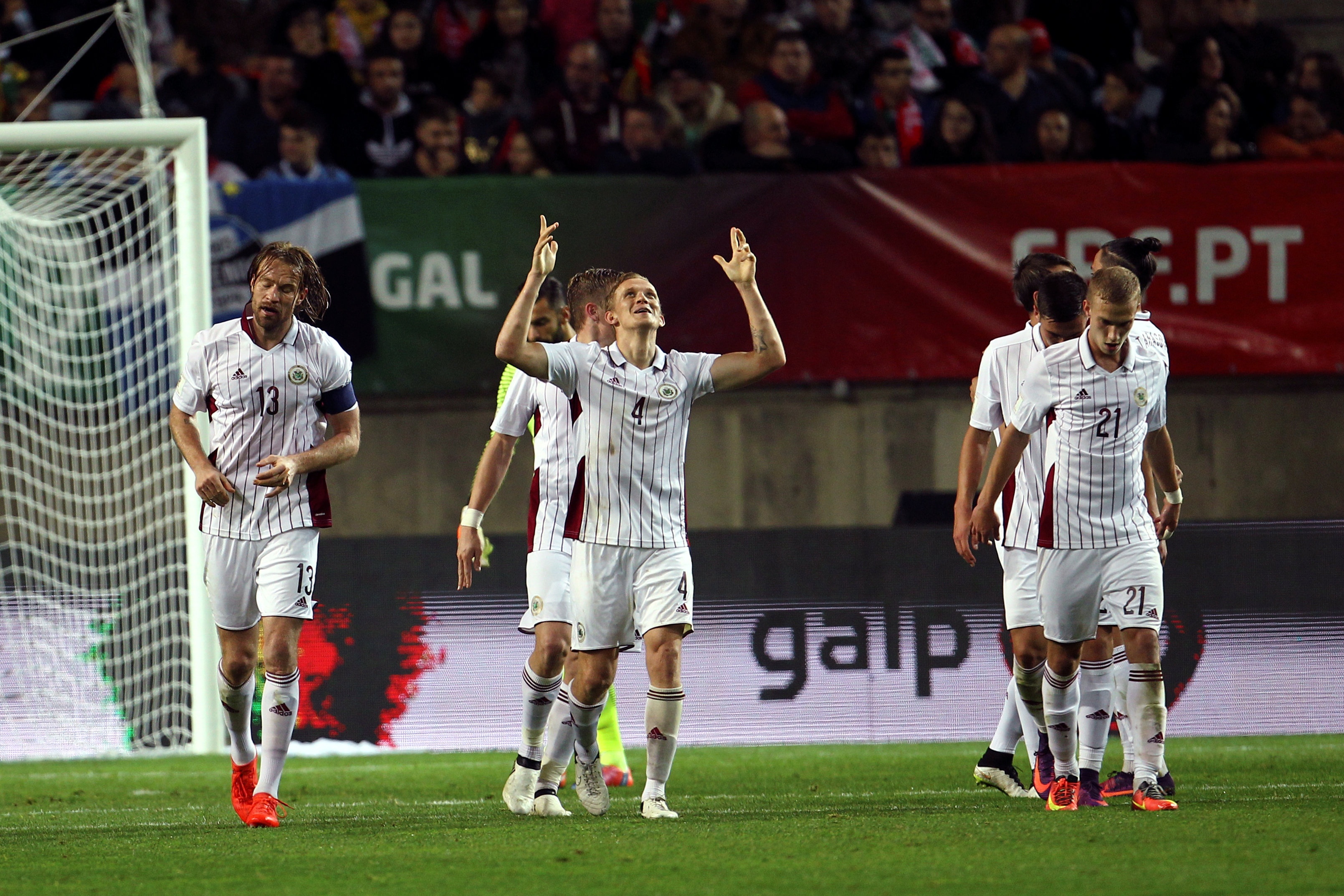 ronaldo ghi ban giup bo dao nha danh bai latvia anh 4