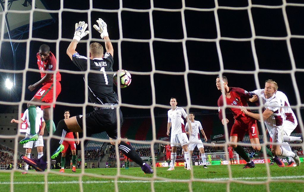 ronaldo ghi ban giup bo dao nha danh bai latvia anh 5