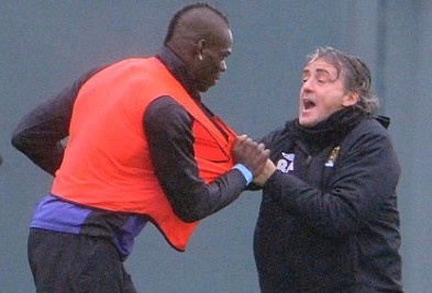 Bo qua thu han, Balotelli het loi ca ngoi Roberto Mancini hinh anh