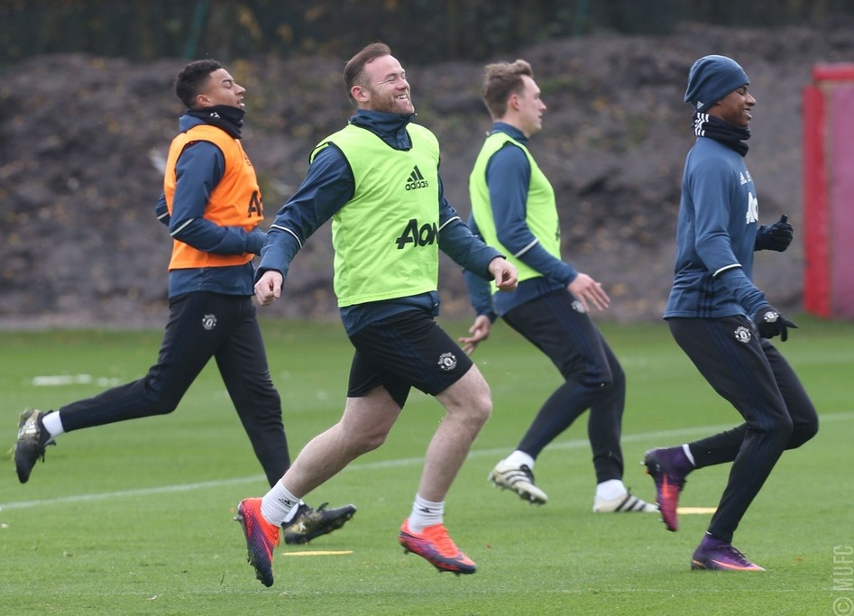 sao MU ném bóng tuyết khi luyện tập ảnh 1 sao MU nem bong tuyet khi luyen tap anh 1