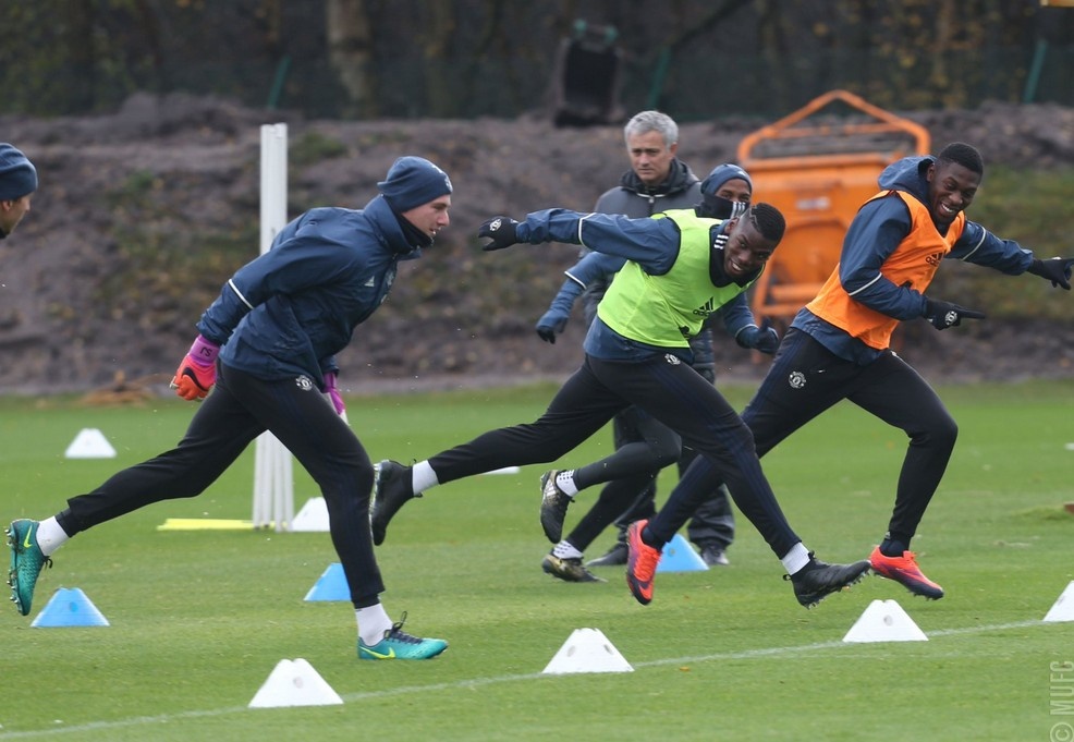 sao MU ném bóng tuyết khi luyện tập ảnh 2 sao MU nem bong tuyet khi luyen tap anh 2