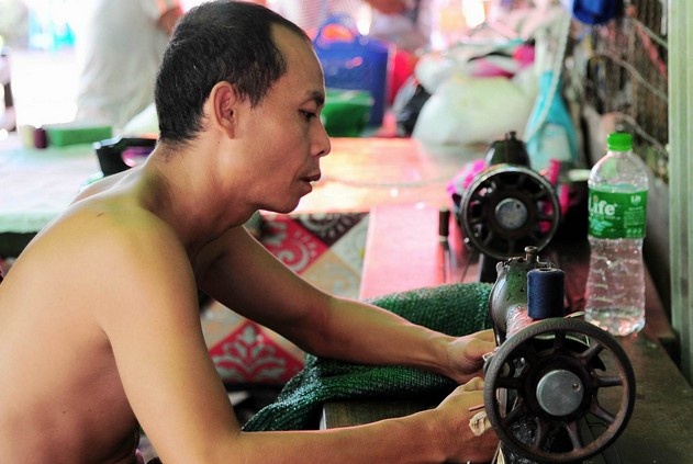 Chuyen ve gia dinh tho may yeu bong da o Yangon hinh anh