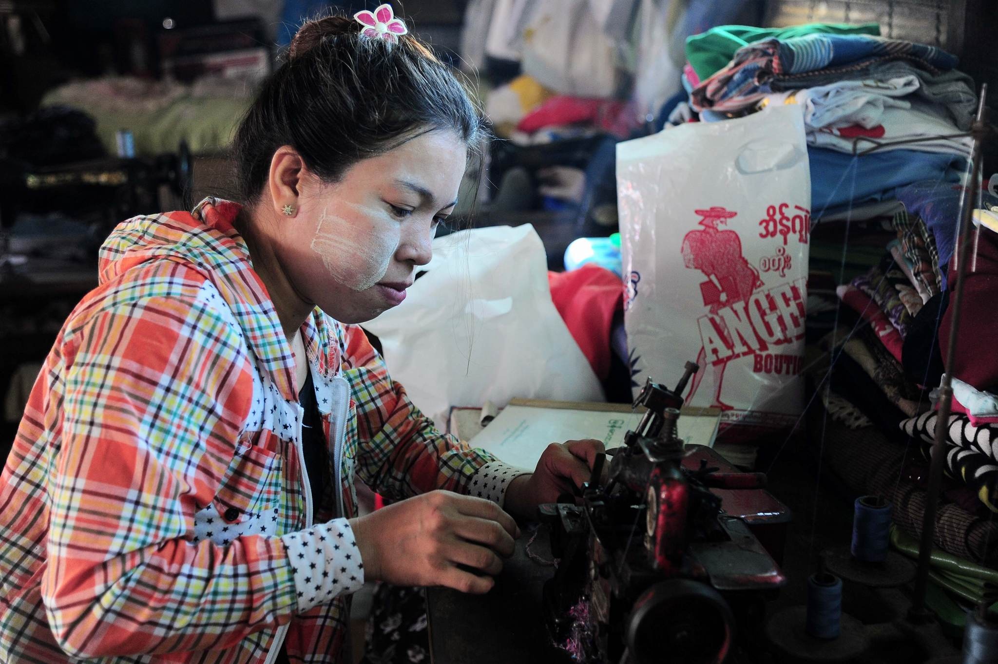 Chuyện về gia đình thợ may yêu bóng đá ở Yangon ảnh 1 Chuyen ve gia dinh tho may yeu bong da o Yangon anh 1