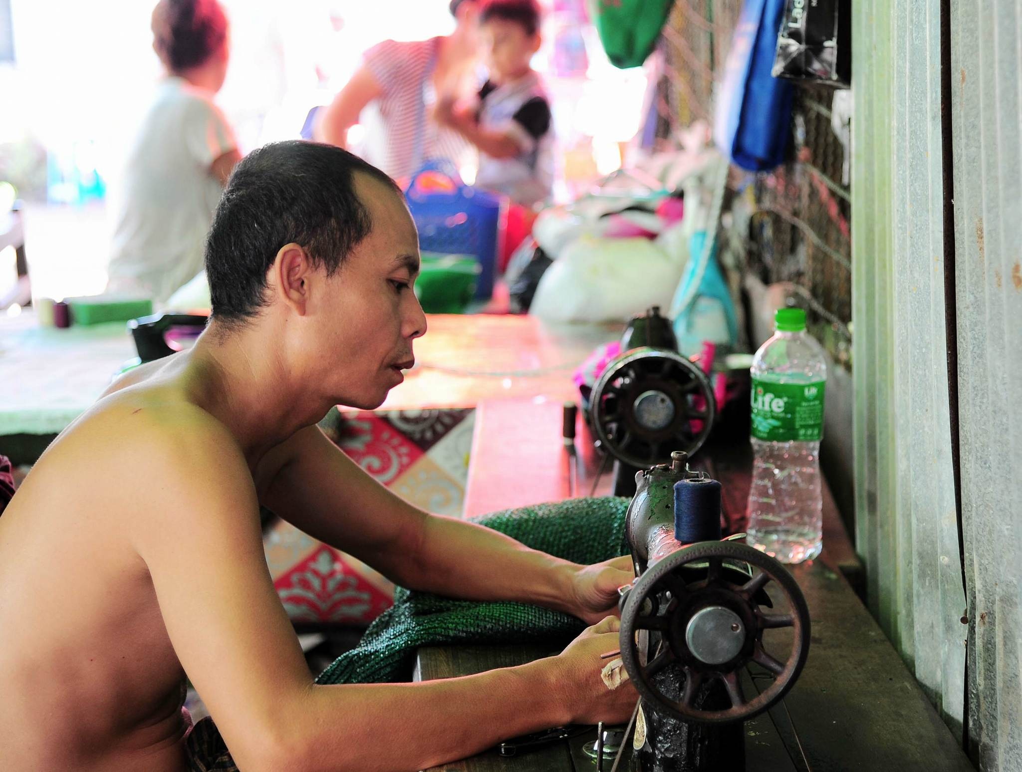 Chuyện về gia đình thợ may yêu bóng đá ở Yangon ảnh 3 Chuyen ve gia dinh tho may yeu bong da o Yangon anh 3