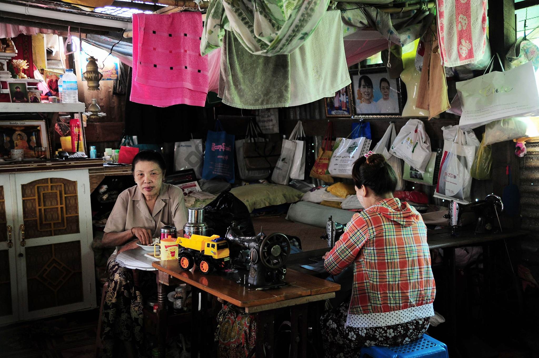 Chuyện về gia đình thợ may yêu bóng đá ở Yangon ảnh 2 Chuyen ve gia dinh tho may yeu bong da o Yangon anh 2