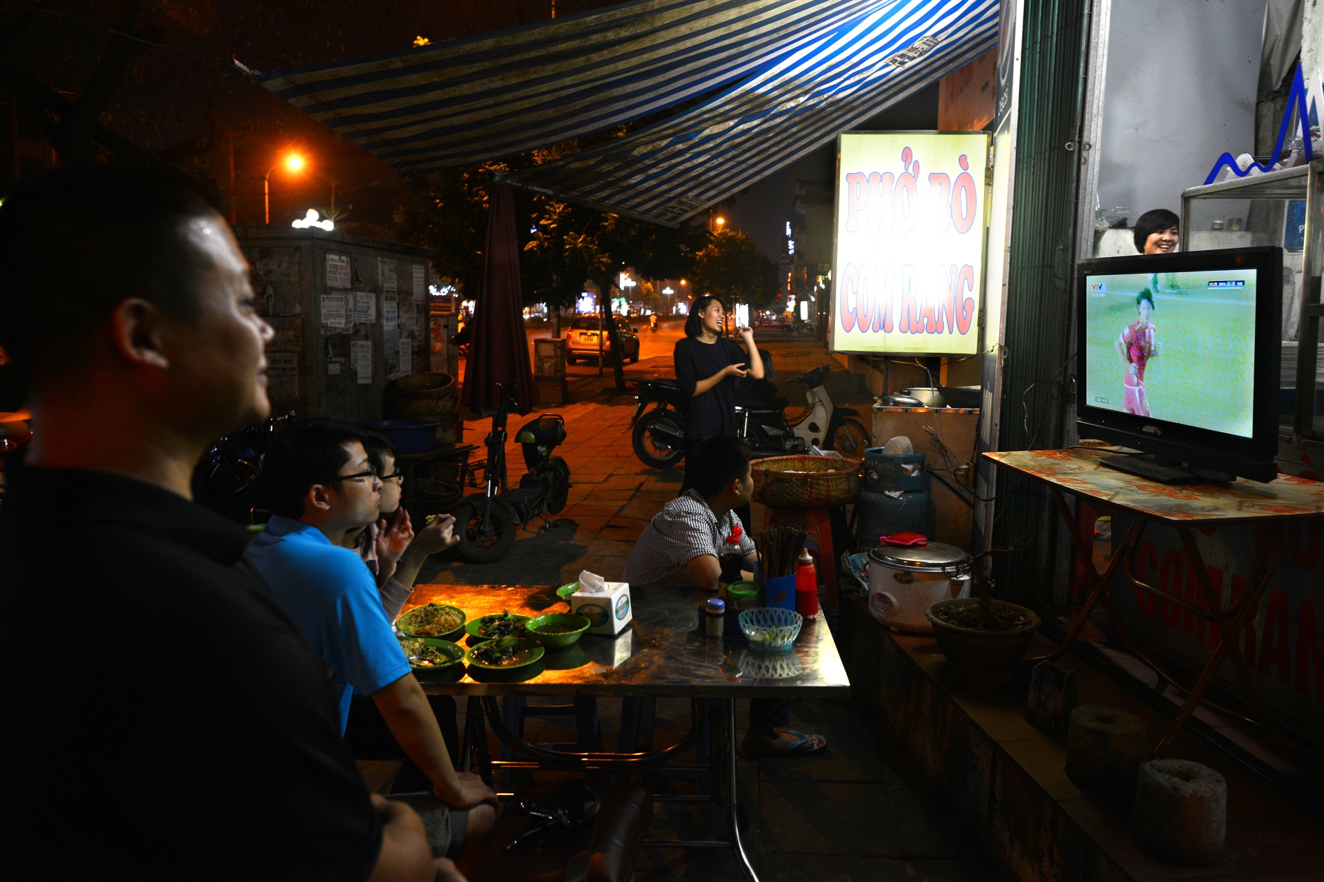 Nguoi ham mo Ha Noi an mung ban thang Cong Vinh anh 8