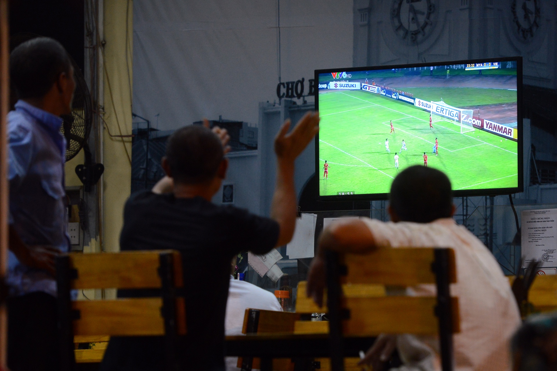 Nguoi ham mo Ha Noi an mung ban thang Cong Vinh anh 9