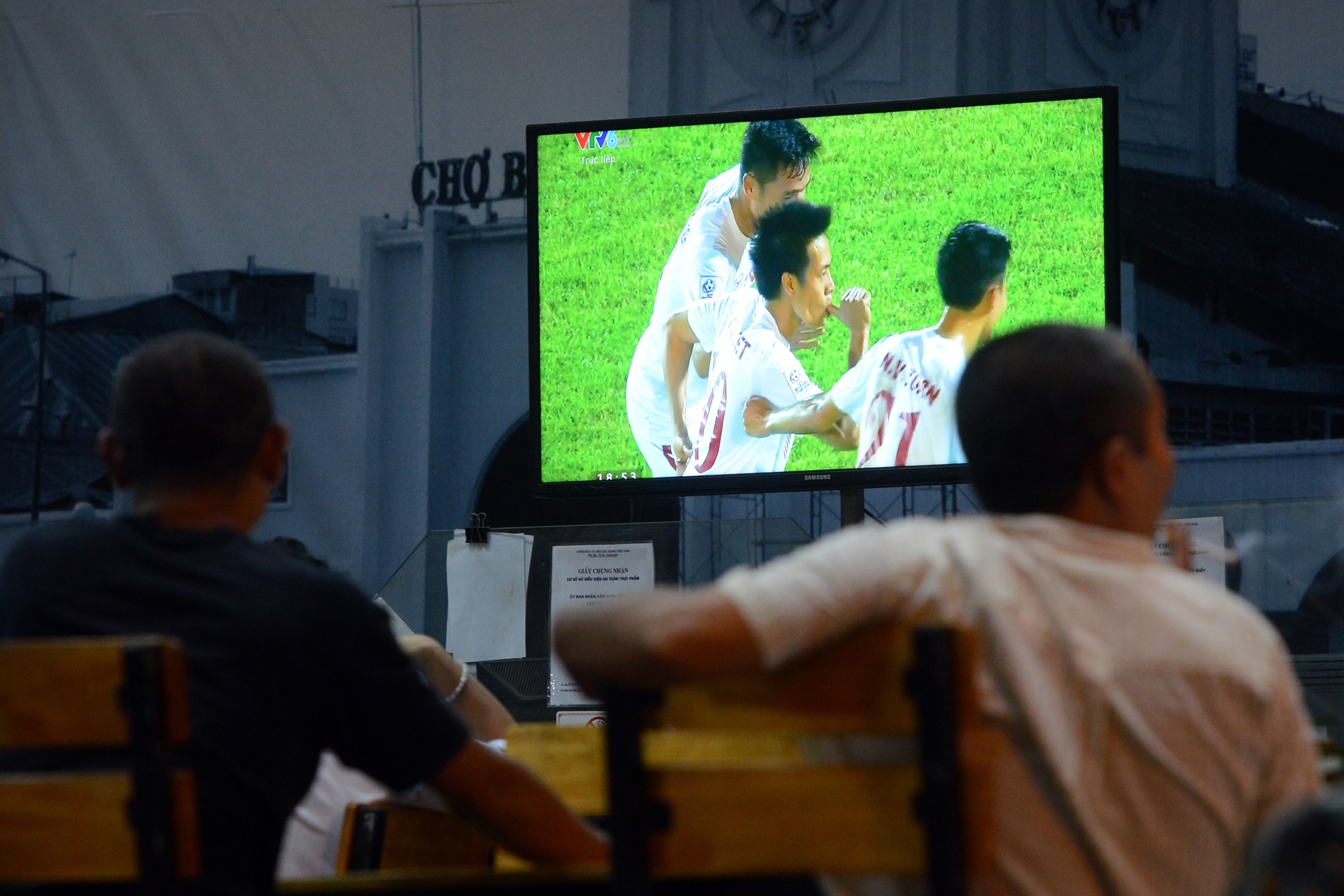 Nguoi ham mo Ha Noi an mung ban thang Cong Vinh anh 10