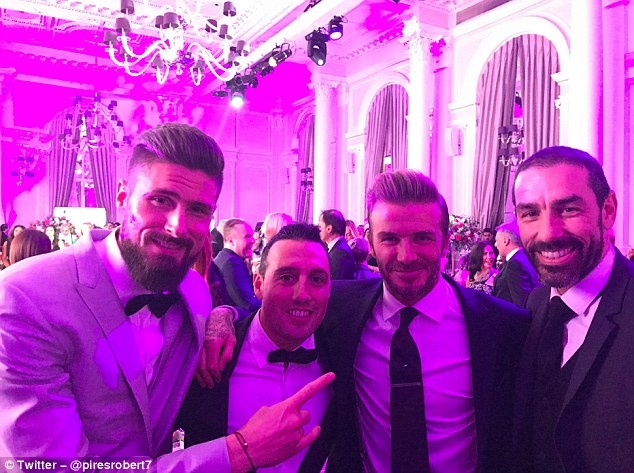 Beckham chup anh voi Giroud anh 1