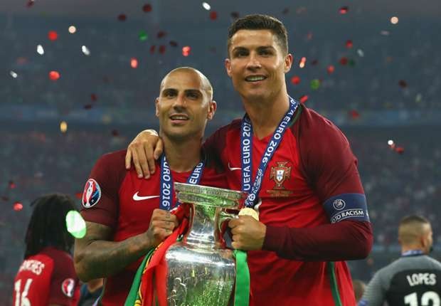 Ronaldo ngủ với 3 cô gái trước trận chung kết Euro ảnh 1 Ronaldo ngu voi 3 co gai truoc tran chung ket Euro anh 1