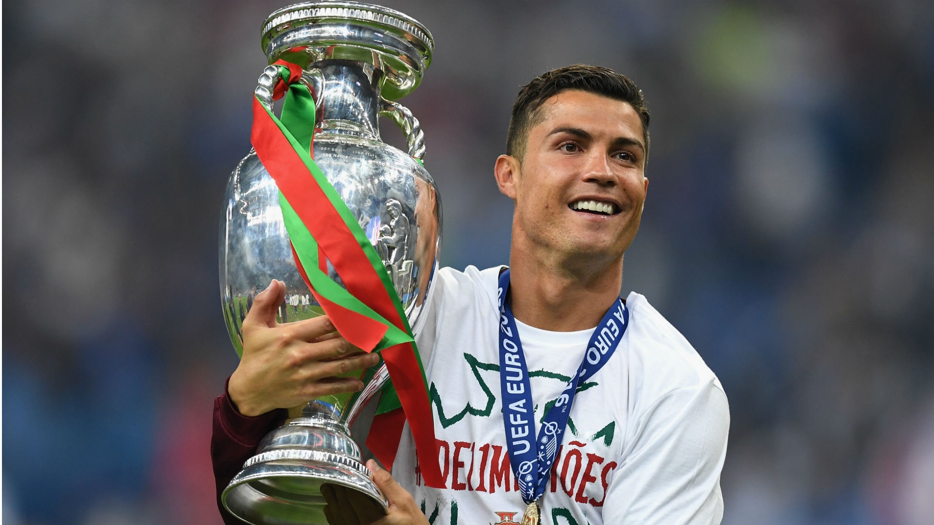 Ronaldo qua dem voi 3 co gai toc vang truoc chung ket Euro hinh anh