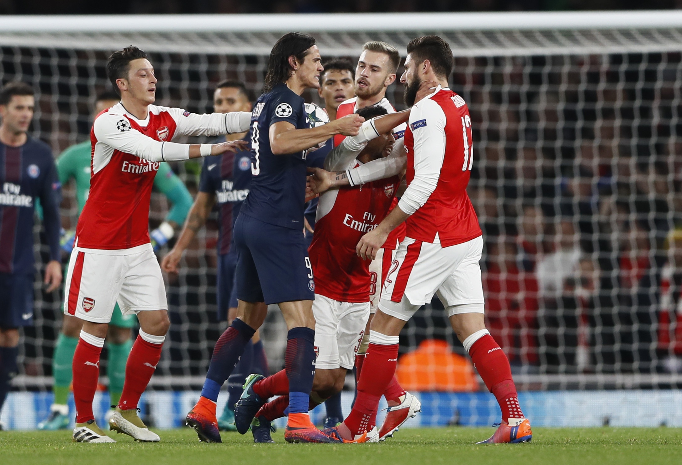 Arsenal hòa PSG 2-2 nhờ ăn vạ ảnh 6 Arsenal hoa PSG 2-2 nho an va anh 6