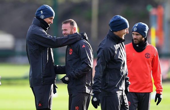 Ibrahimovic au yem Rooney tren san tap anh 5