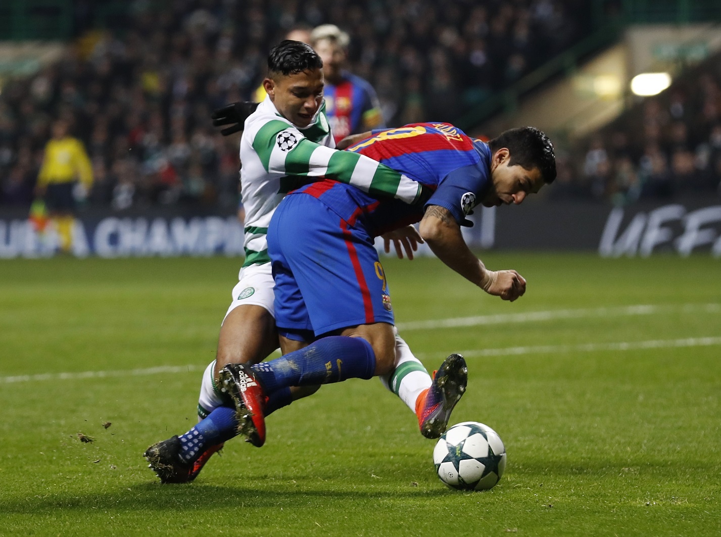 Messi lap cu dup dua barca vao vong 16 doi anh 6