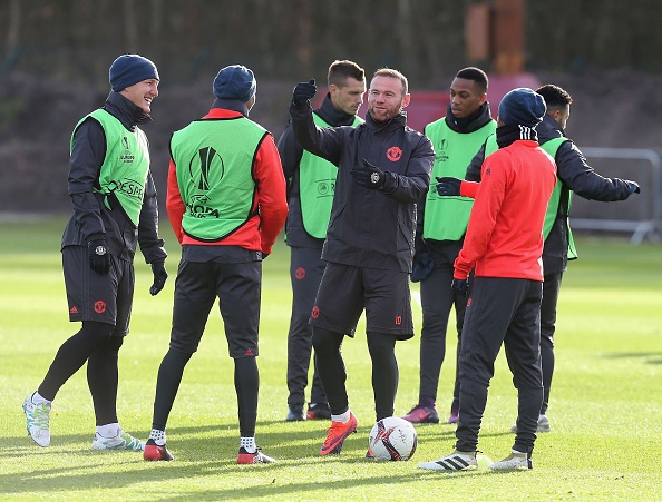 Ibrahimovic au yem Rooney tren san tap anh 6