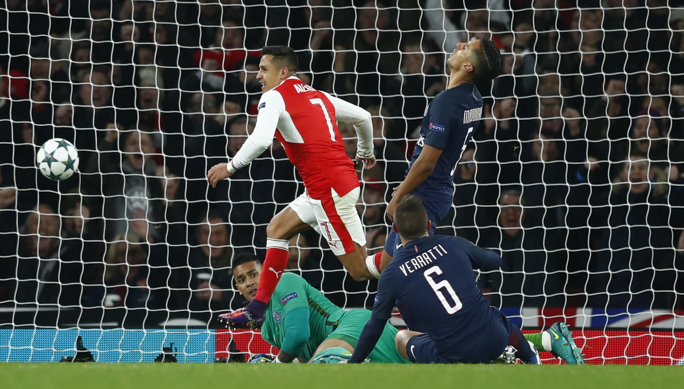 Arsenal hòa PSG 2-2 nhờ ăn vạ ảnh 9 Arsenal hoa PSG 2-2 nho an va anh 9